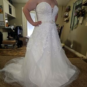 Elegant Ivory Strapless Wedding Dress